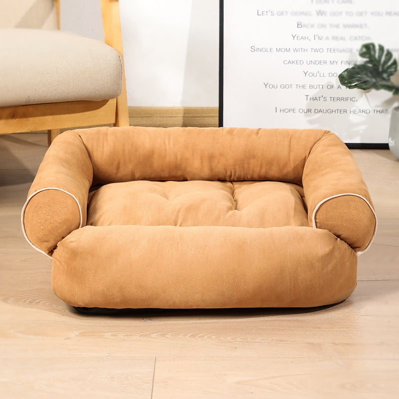 Hond ligt op een grijze pluche hondensofa