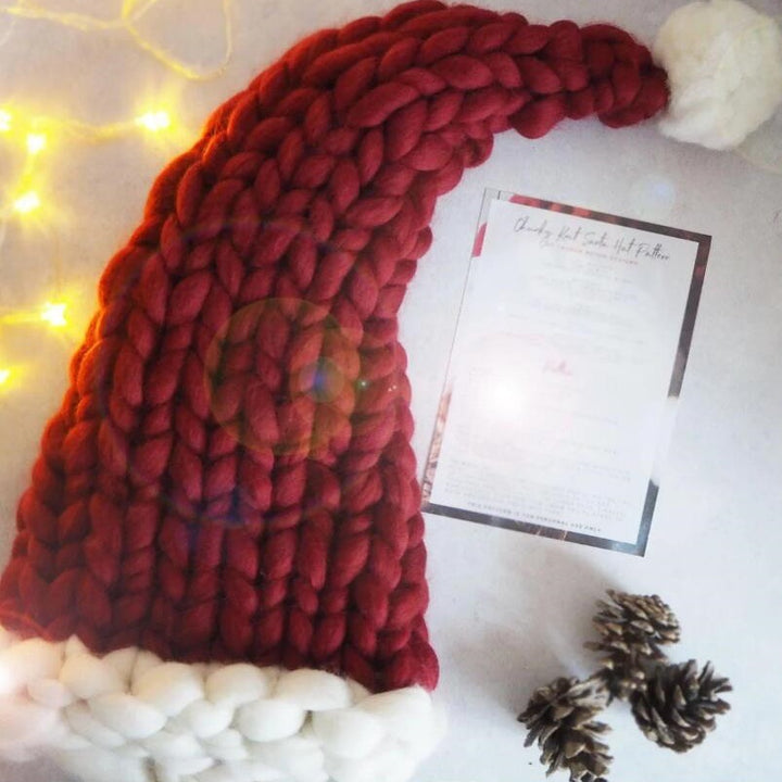 Grofgebreide rode kerstmuts met witte pompon