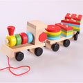 Houten trein met wagons en gekleurde blokjes