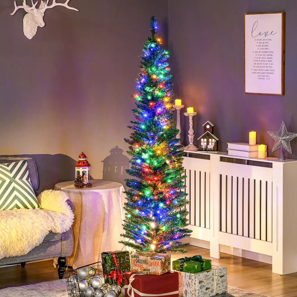 Groene smalle kerstboom met gekleurde lampjes