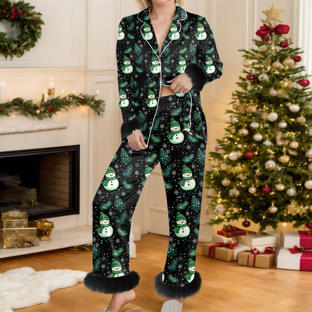 Vrouw in kerstpyjama met bontmanchetten