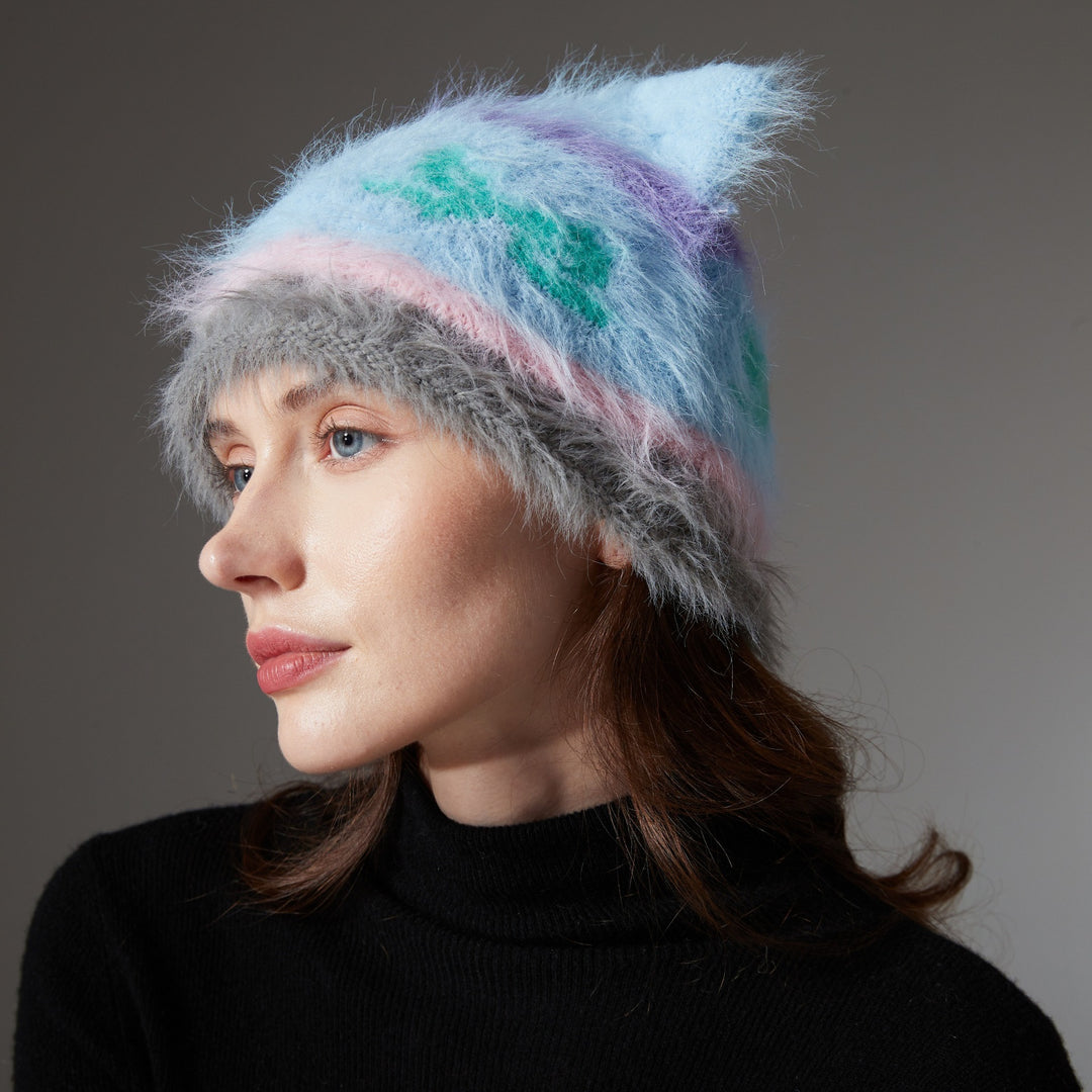 Pluizige muts met kattenoortjes en strikjes