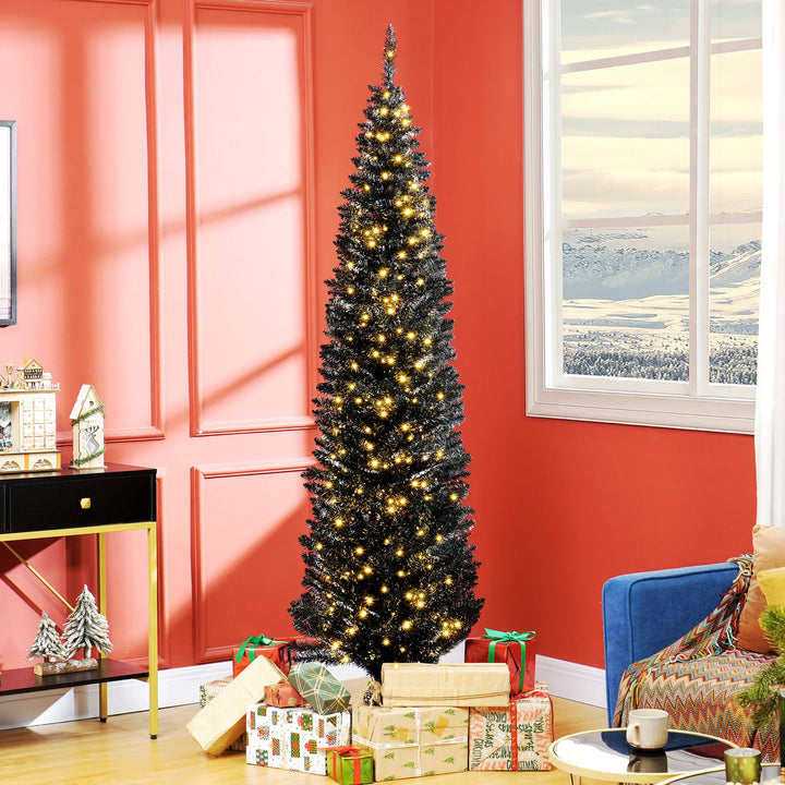 Zwarte slanke kerstboom met warme lampjes