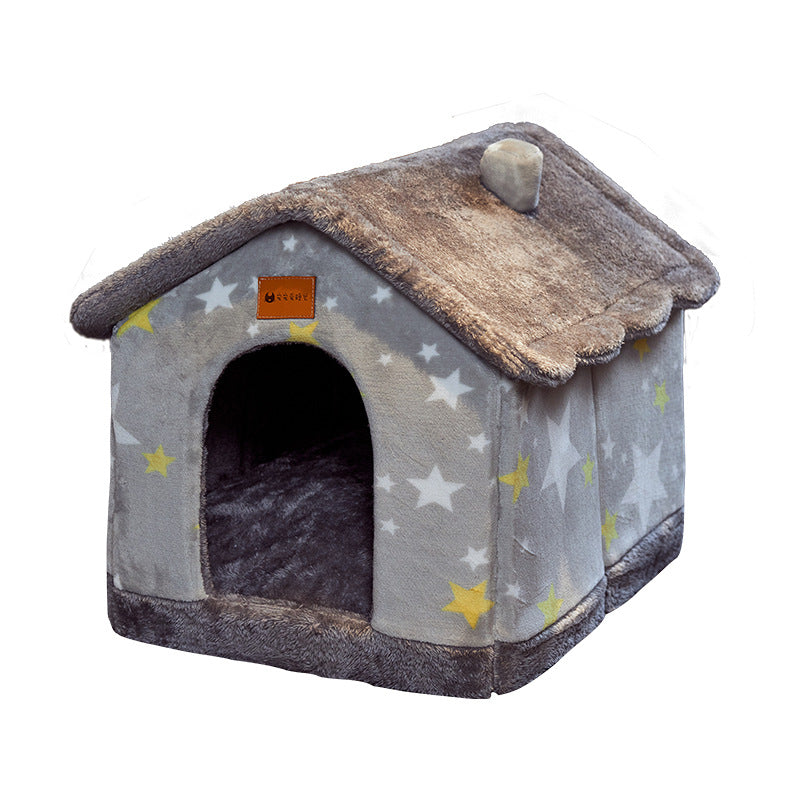 Kat kijkt uit een grijs pluche kattenhuisje