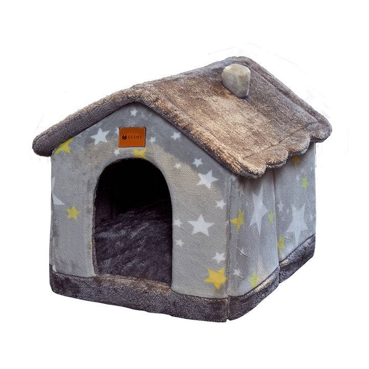 Kat kijkt uit een grijs pluche kattenhuisje