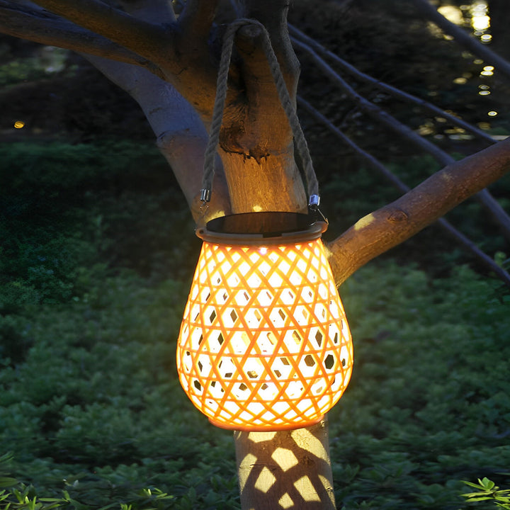 Hangende solar lamp in bamboe-look met warm licht en USB-laden