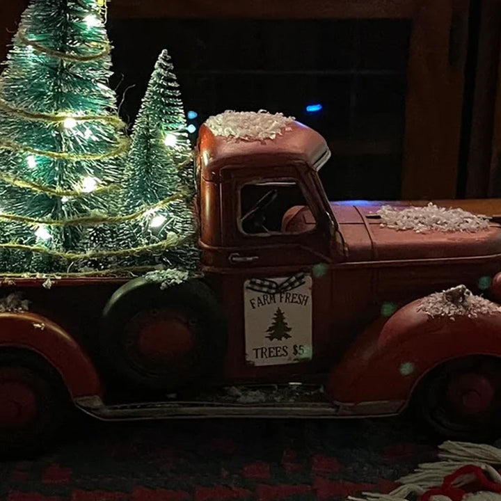 Rode boerderijtruck met kerstbomen en losse kerstboom