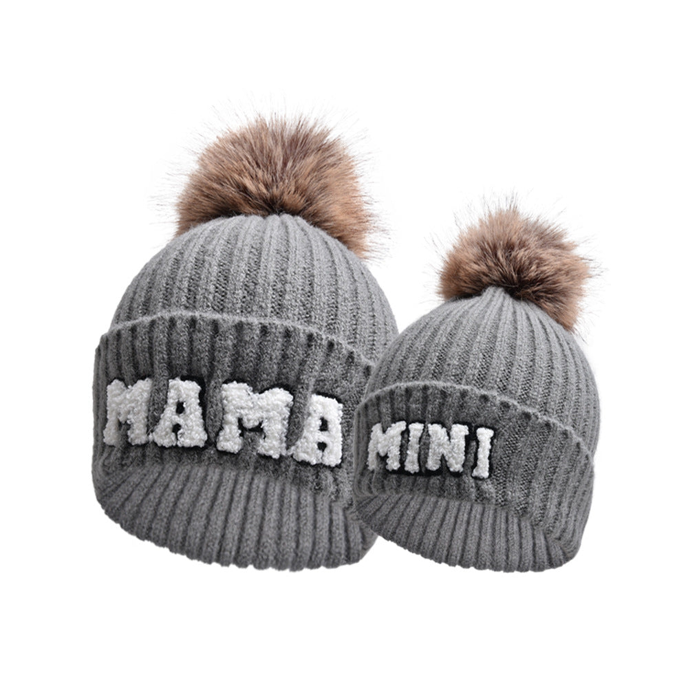 Geribde muts met MAMA-letters en pompon