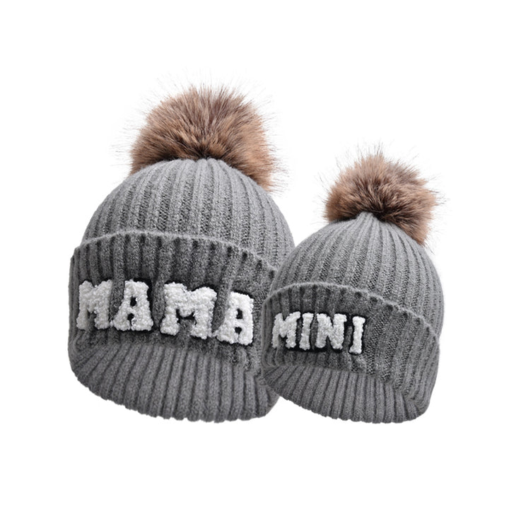 Geribde muts met MAMA-letters en pompon