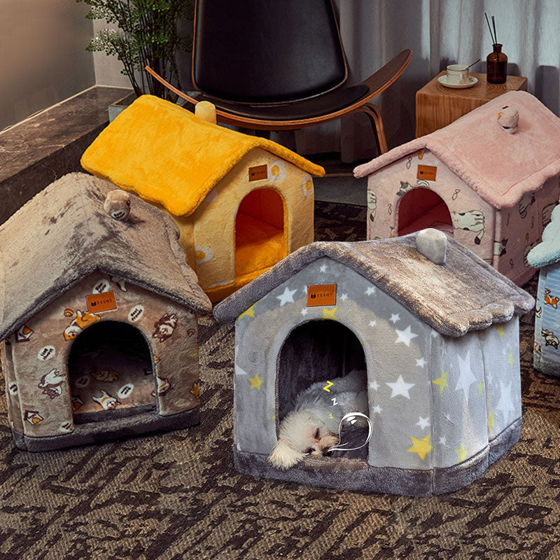 Kat kijkt uit een grijs pluche kattenhuisje