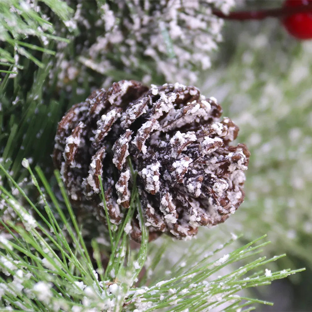 Verlichte kerstkrans met dennenappels en bessen