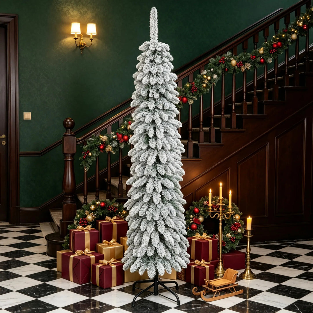 Smalle besneeuwde kerstboom zonder lampjes