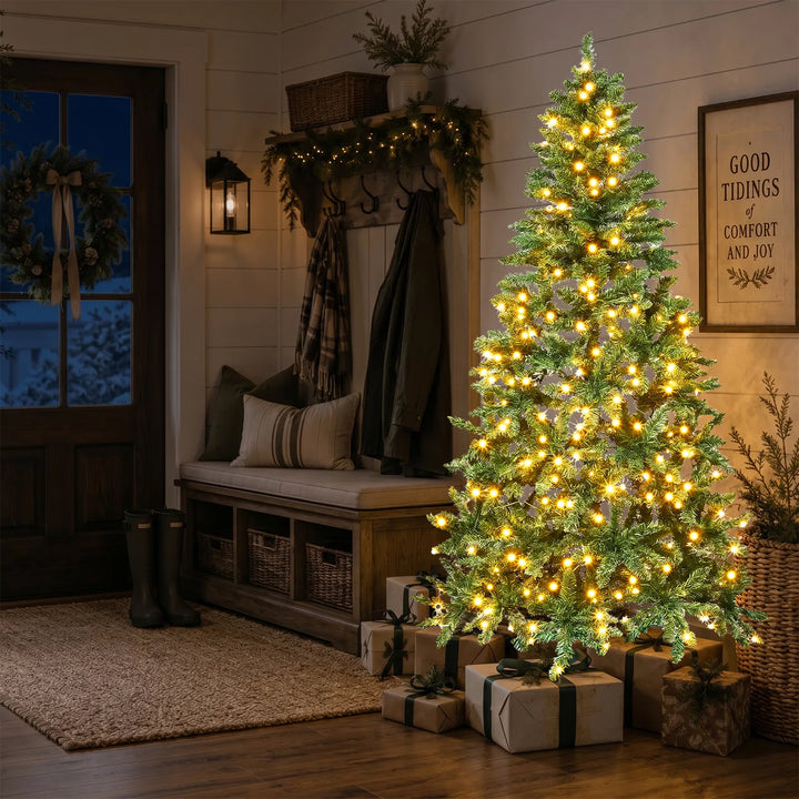 Halve kerstboom tegen de muur met lichtjes