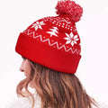 Gebreide kerstmuts met pompon en sneeuwvlokken