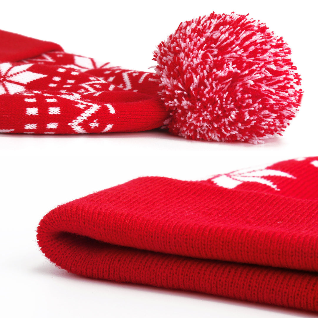 Gebreide kerstmuts met pompon en sneeuwvlokken