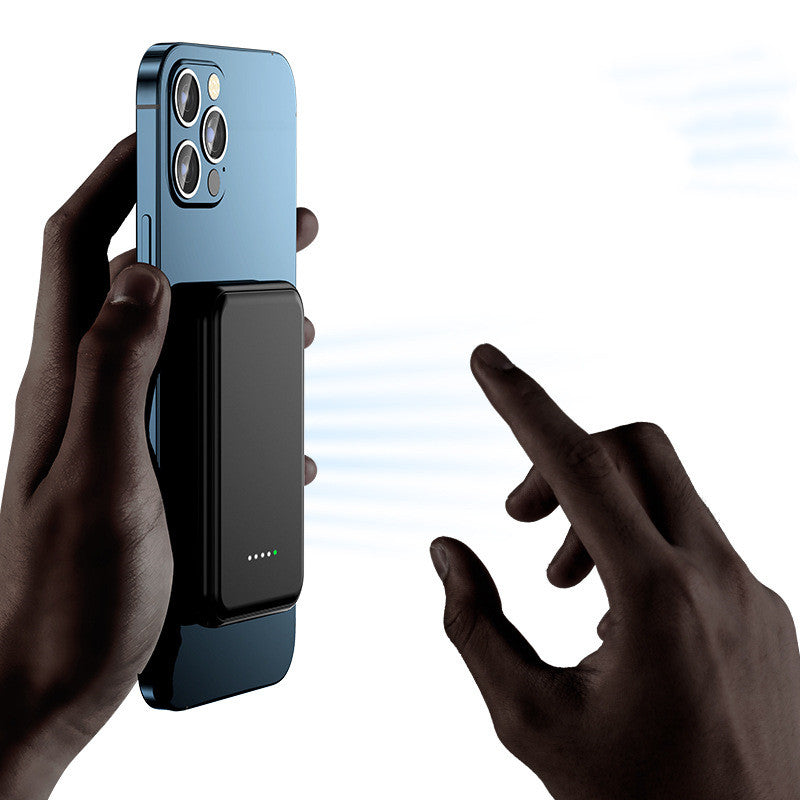 Zwarte magnetische powerbank op een telefoon