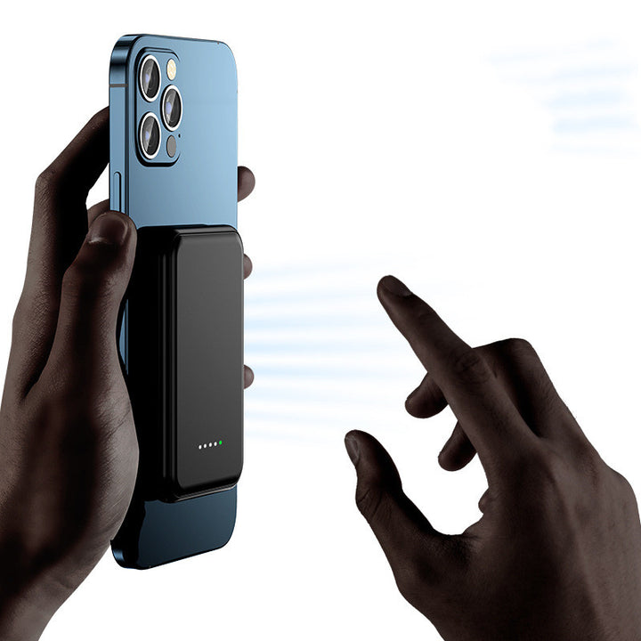Zwarte magnetische powerbank op een telefoon