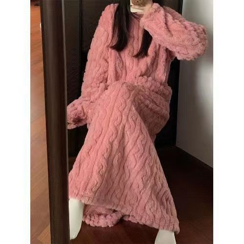 Vrouw in lange fleece nachtjapon
