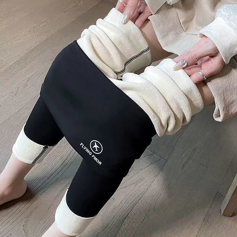 Vrouw in gevoerde legging met hoge taille