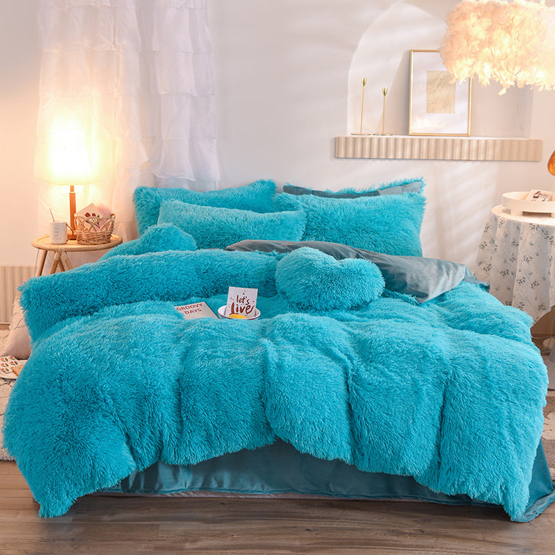 Pluizig teddy dekbedovertrek op een opgemaakt bed