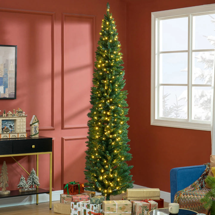 Hoge groene smalle kerstboom met lichtjes
