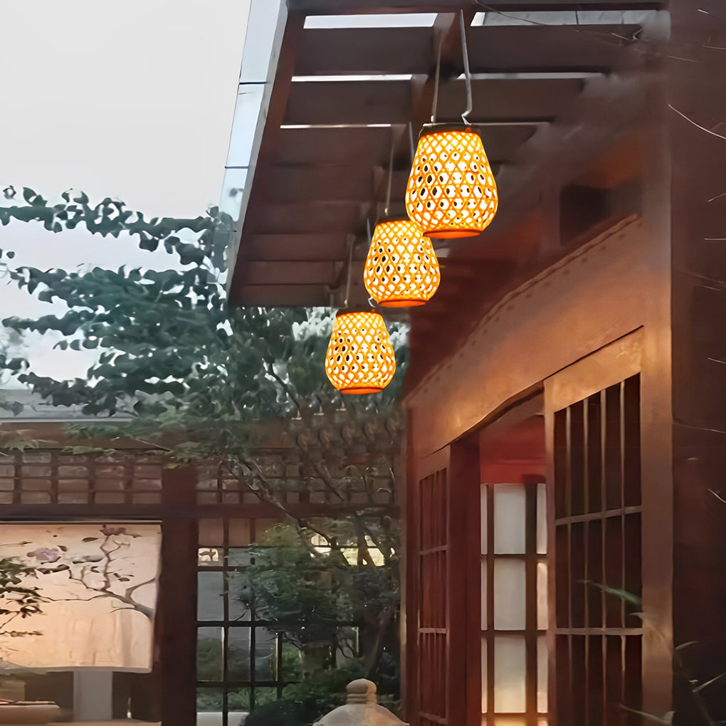 Hangende solar lamp in bamboe-look met warm licht en USB-laden