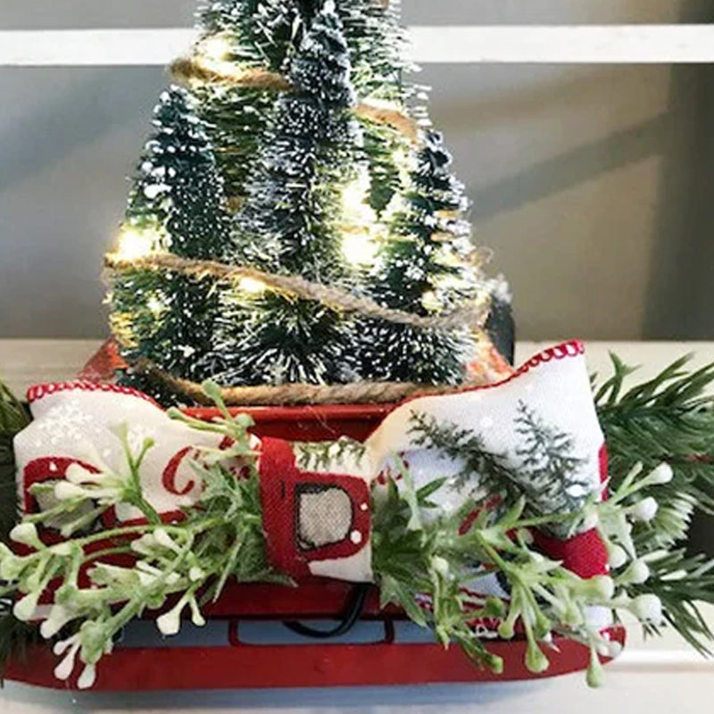 Rode boerderijtruck met kerstbomen en losse kerstboom