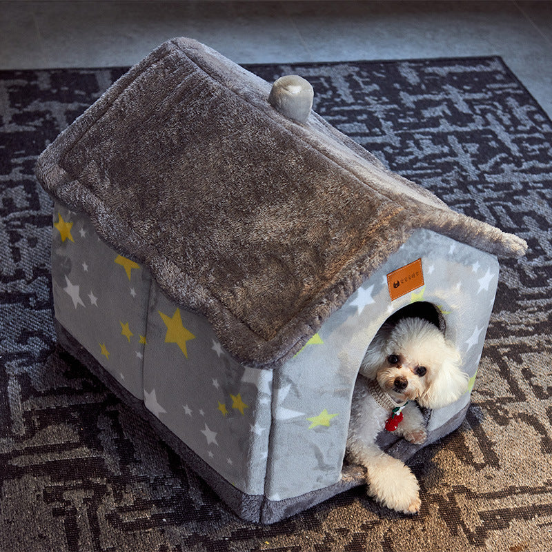Kat kijkt uit een grijs pluche kattenhuisje