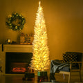 Witte smalle kerstboom met warmwitte lampjes
