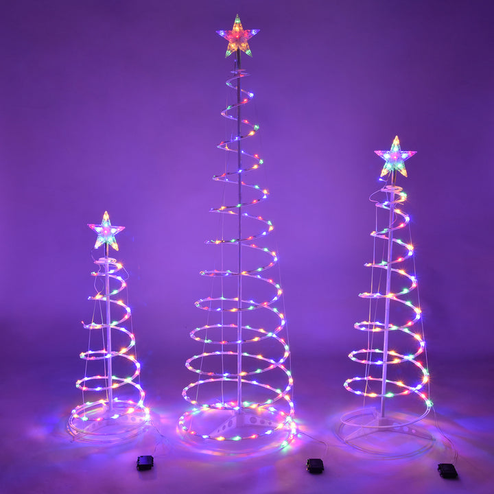 Verlichte led spiraalkerstboom met ster in de tuin