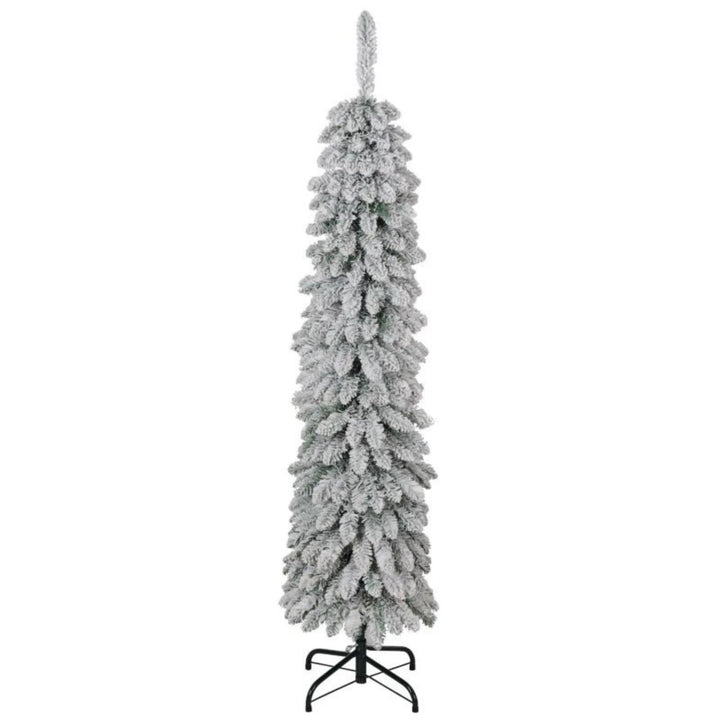 Smalle besneeuwde kerstboom zonder lampjes