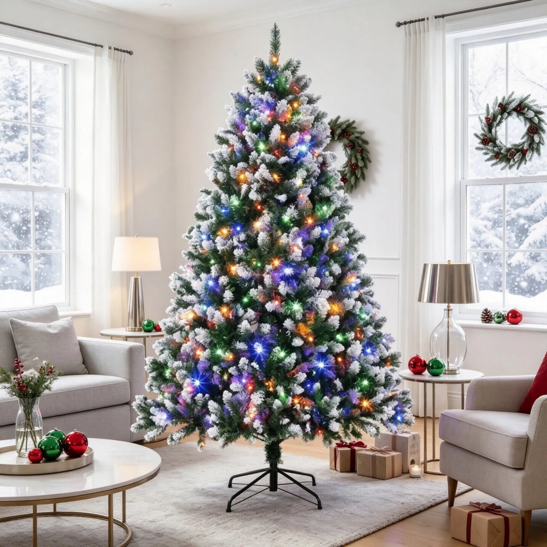 Grote kerstboom met witte puntjes en lichtjes