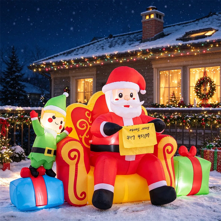 Opblaasbare kerstman op bank met elf