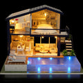 Verlicht miniatuur poppenhuis met zwembad