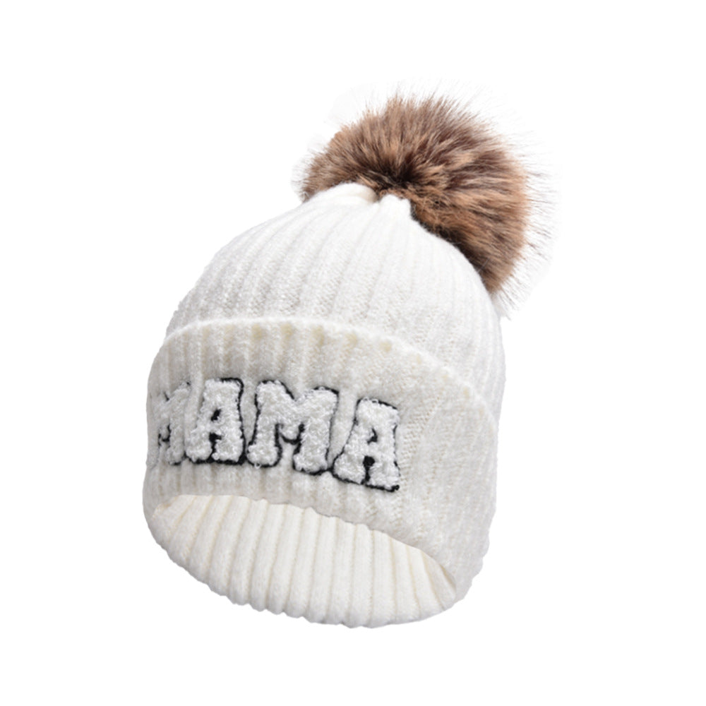 Geribde muts met MAMA-letters en pompon