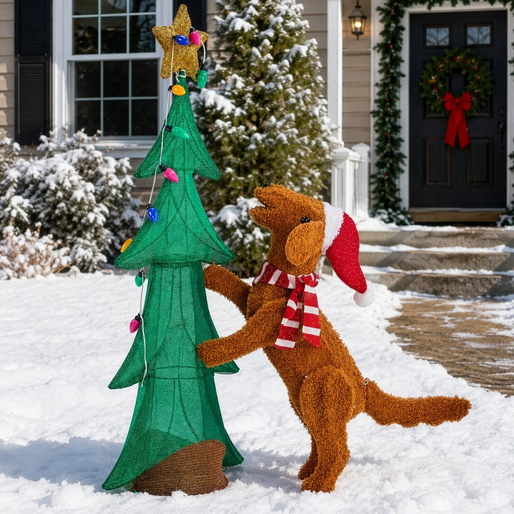 Verlichte kerstboom met klimmende pluchen hond