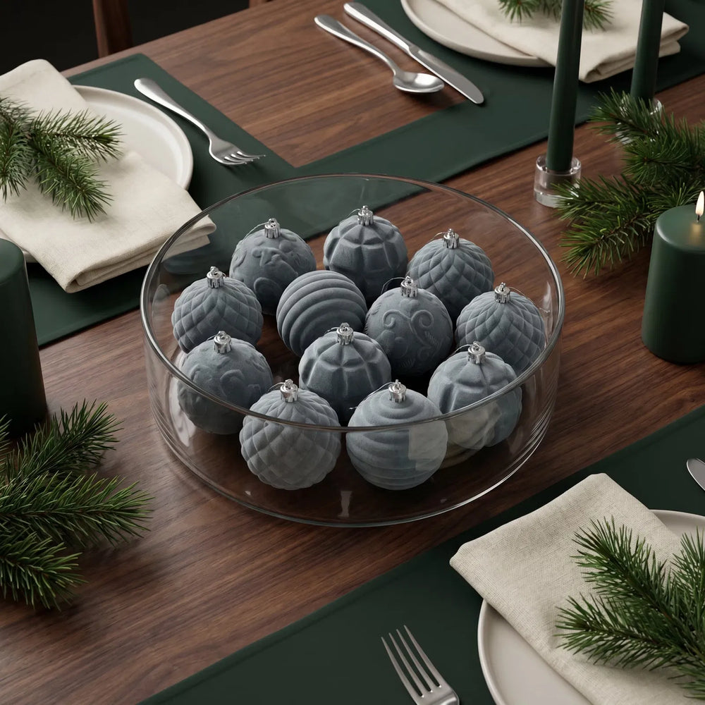Twaalf grijze fluwelen kerstballen met reliëf