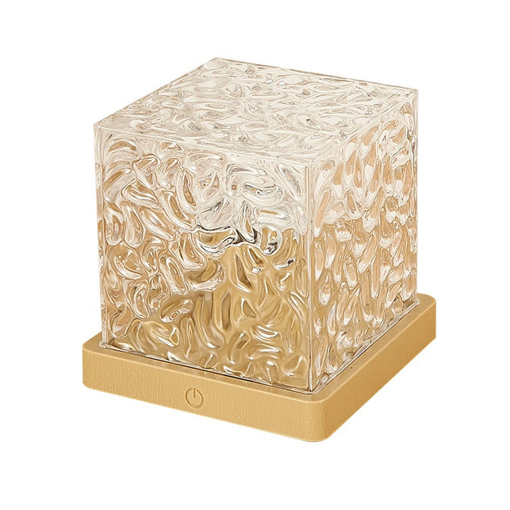 Kristallen lamp met waterrimpels op de muur