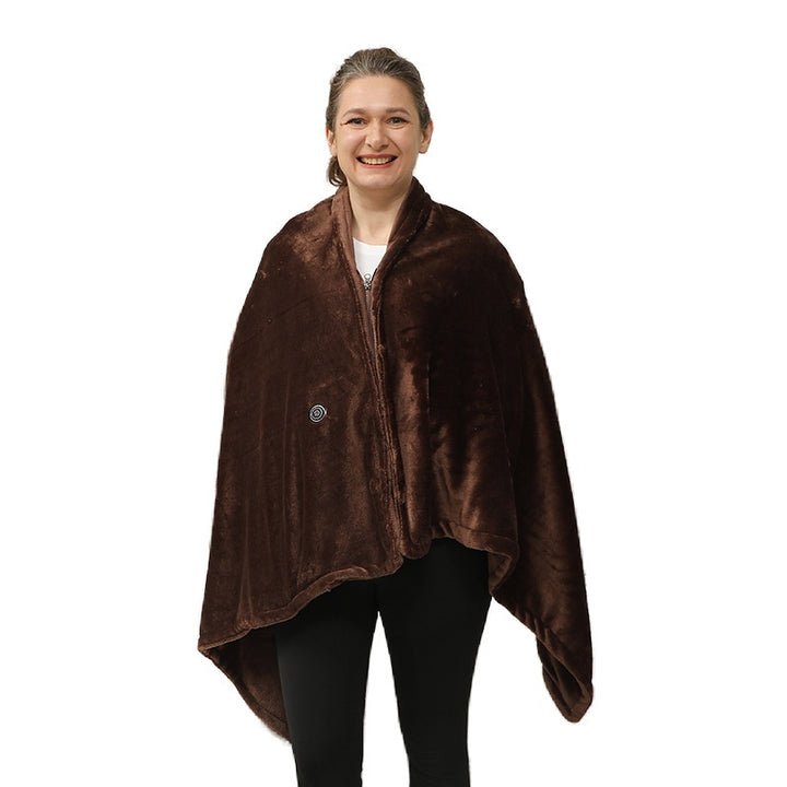 Vrouw met verwarmde fleece omslagdoek om schouders