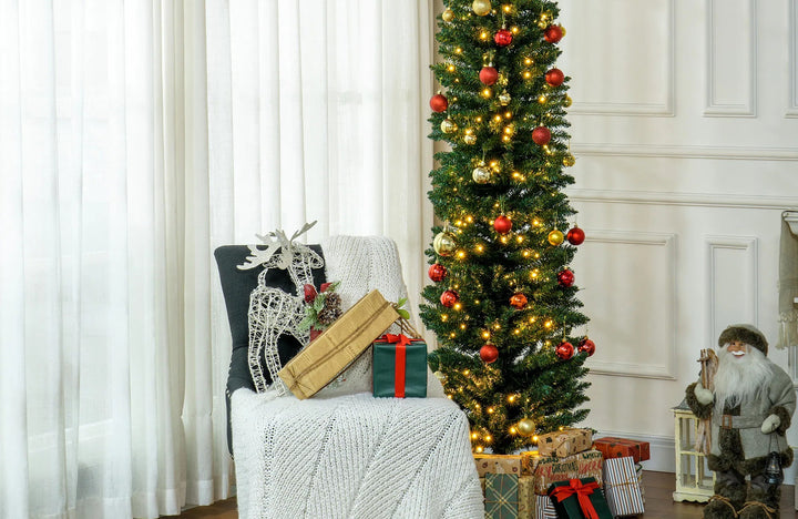 Hoge groene smalle kerstboom met lichtjes