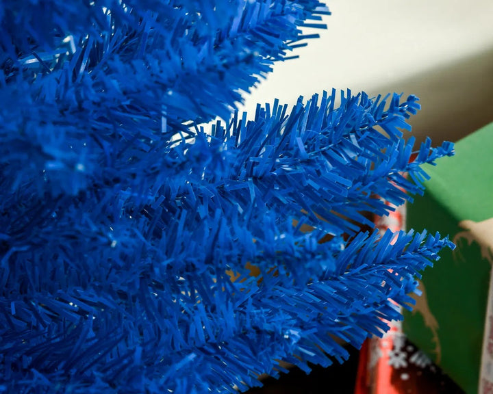 Blauwe slanke kerstboom zonder lichtjes