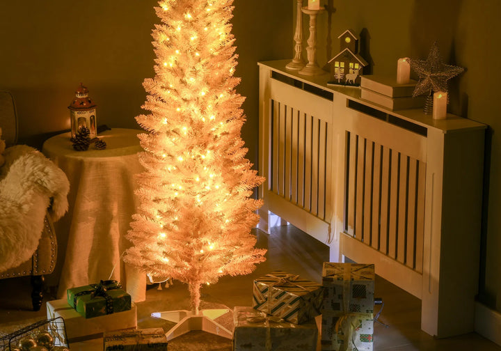 Roze smalle kerstboom vol warmwitte lampjes