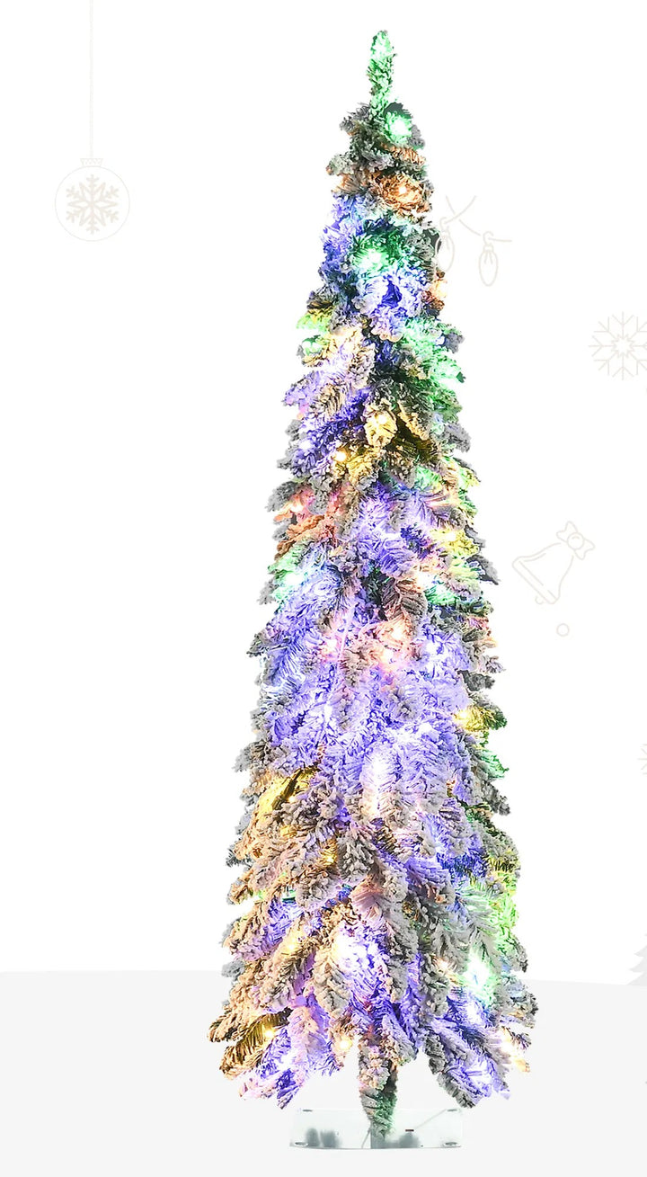 Smalle besneeuwde kerstboom met kleurlichtjes