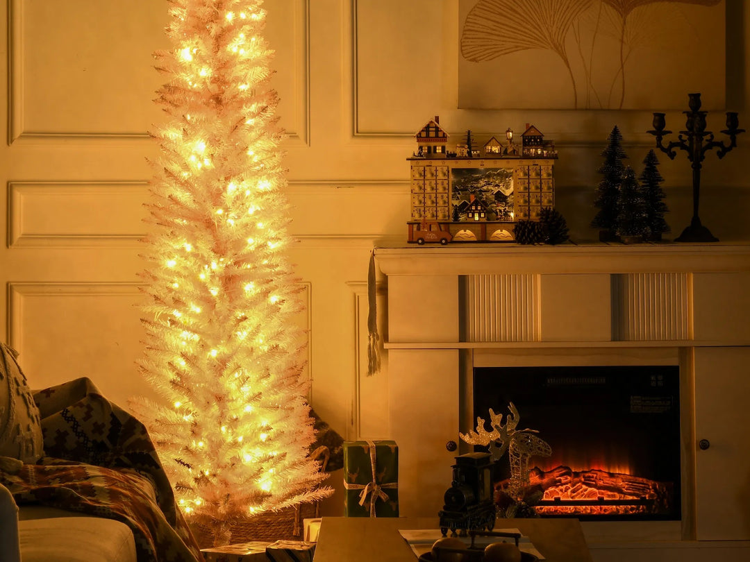 Hoge roze kerstboom met warmwitte verlichting