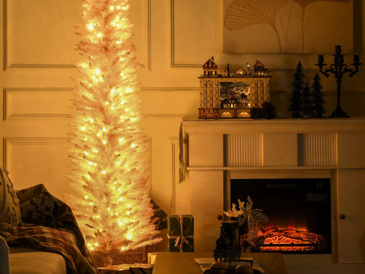 Hoge roze kerstboom met warmwitte verlichting