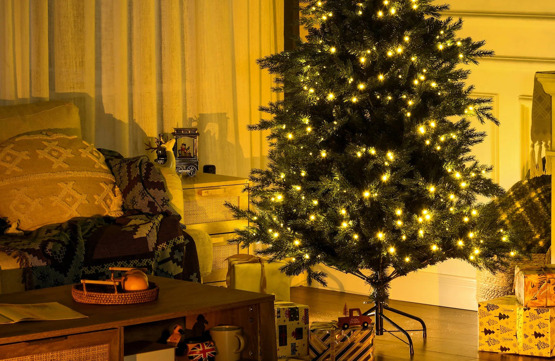 Volle realistische kerstboom met warme lichtjes