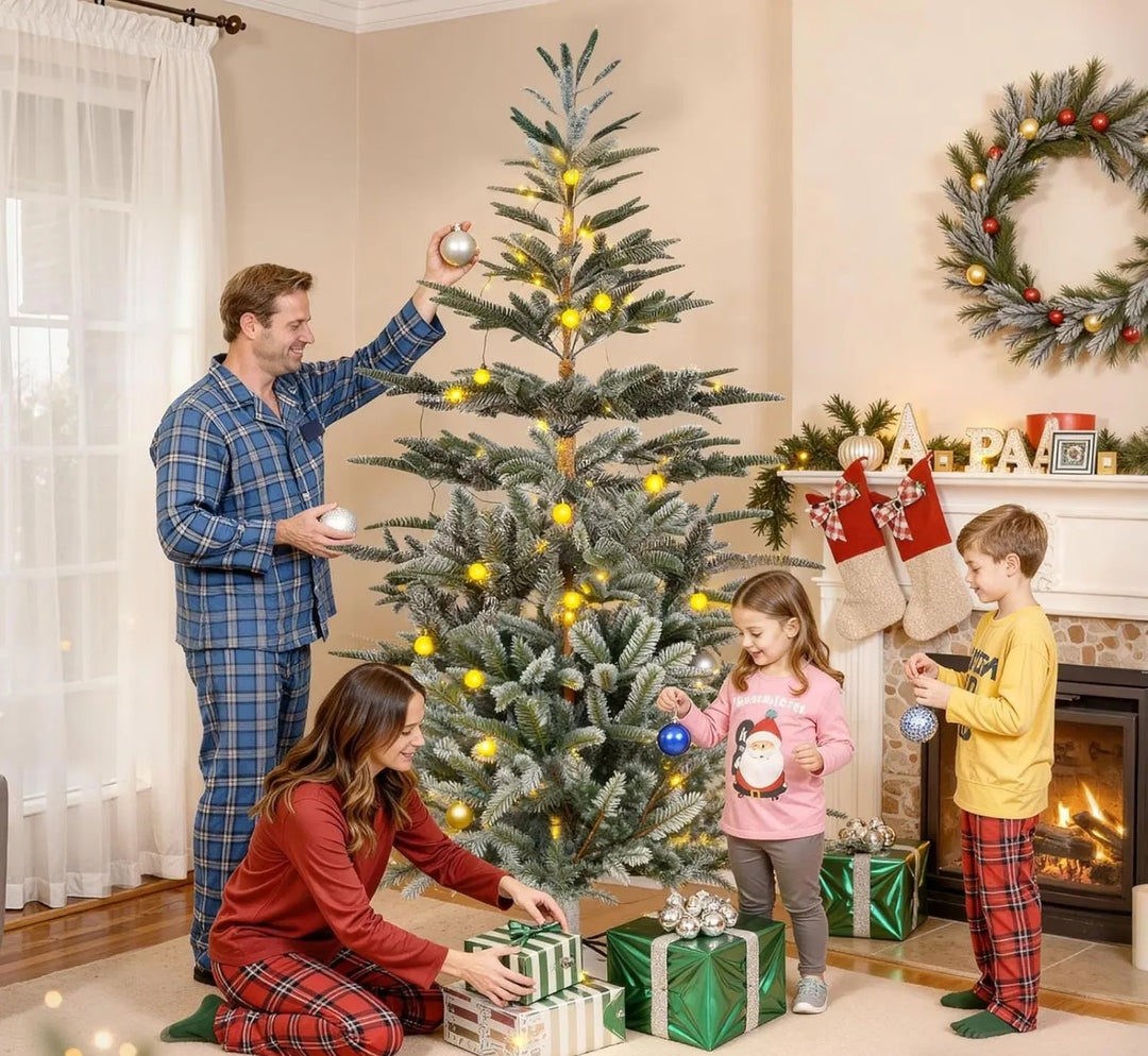 Natuurlijke kerstboom met lichte sneeuw
