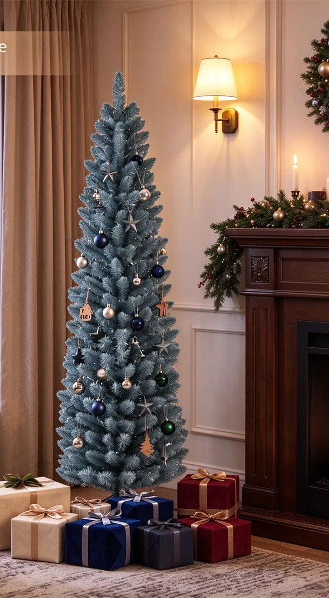 Smalle kleine berijpte kerstboom