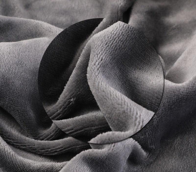 Vrouw met verwarmde fleece omslagdoek om schouders