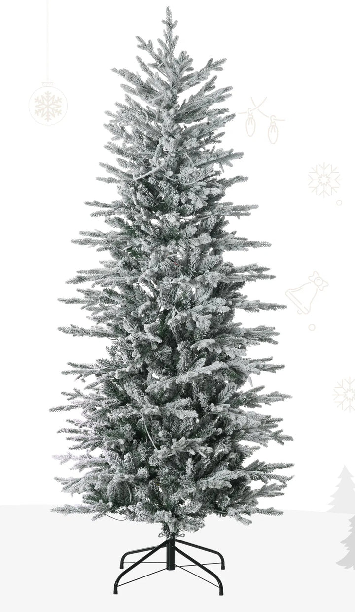 Besneeuwde kerstboom met warmgele lampjes